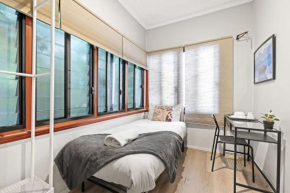 Cozy Private Single Room in Carramar - Nearby Station & Shops - Shared Bathroom